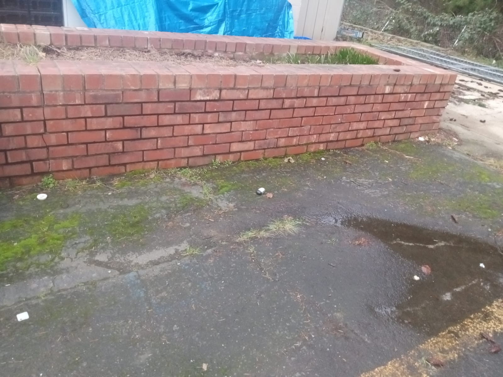 Strong and decorative retaining wall installation for residential landscapes
